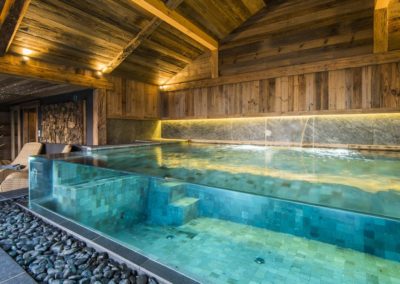 Piscine avec parois en verre et débordement