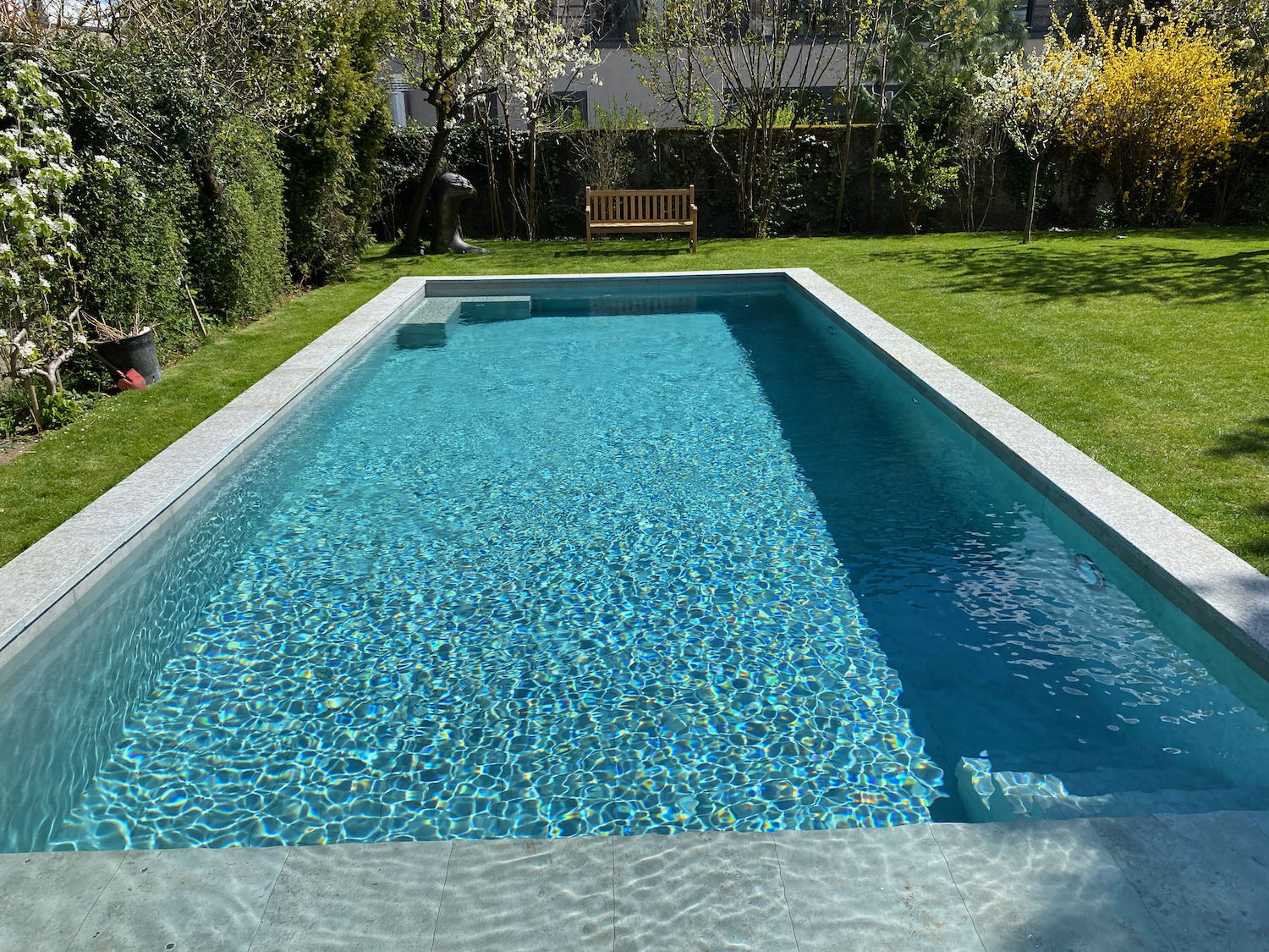 Création piscine avec carrelage, pierre naturelle et volet solaire