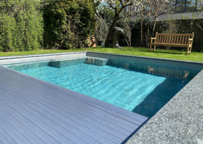 Création piscine avec carrelage, pierre naturelle et volet solaire