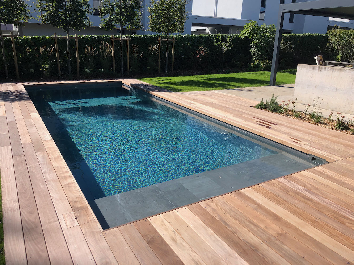 Création piscine béton et carrelage avec terrasse en bois IPÉ