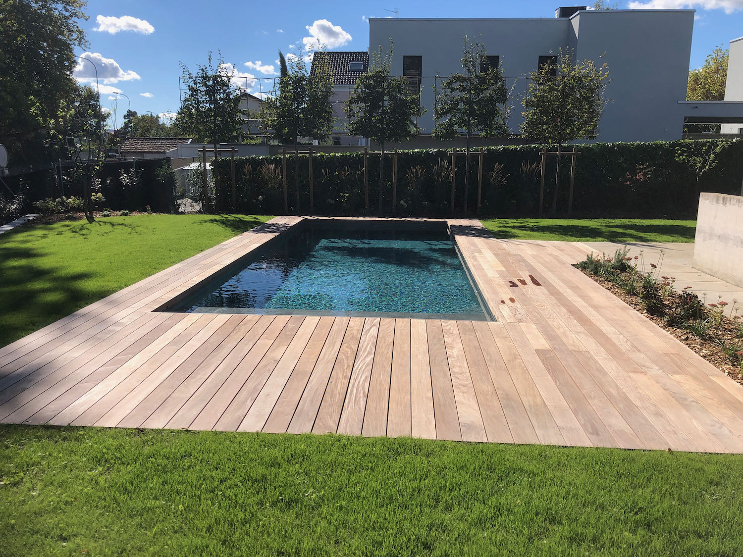 Création piscine béton et carrelage avec terrasse en bois IPÉ
