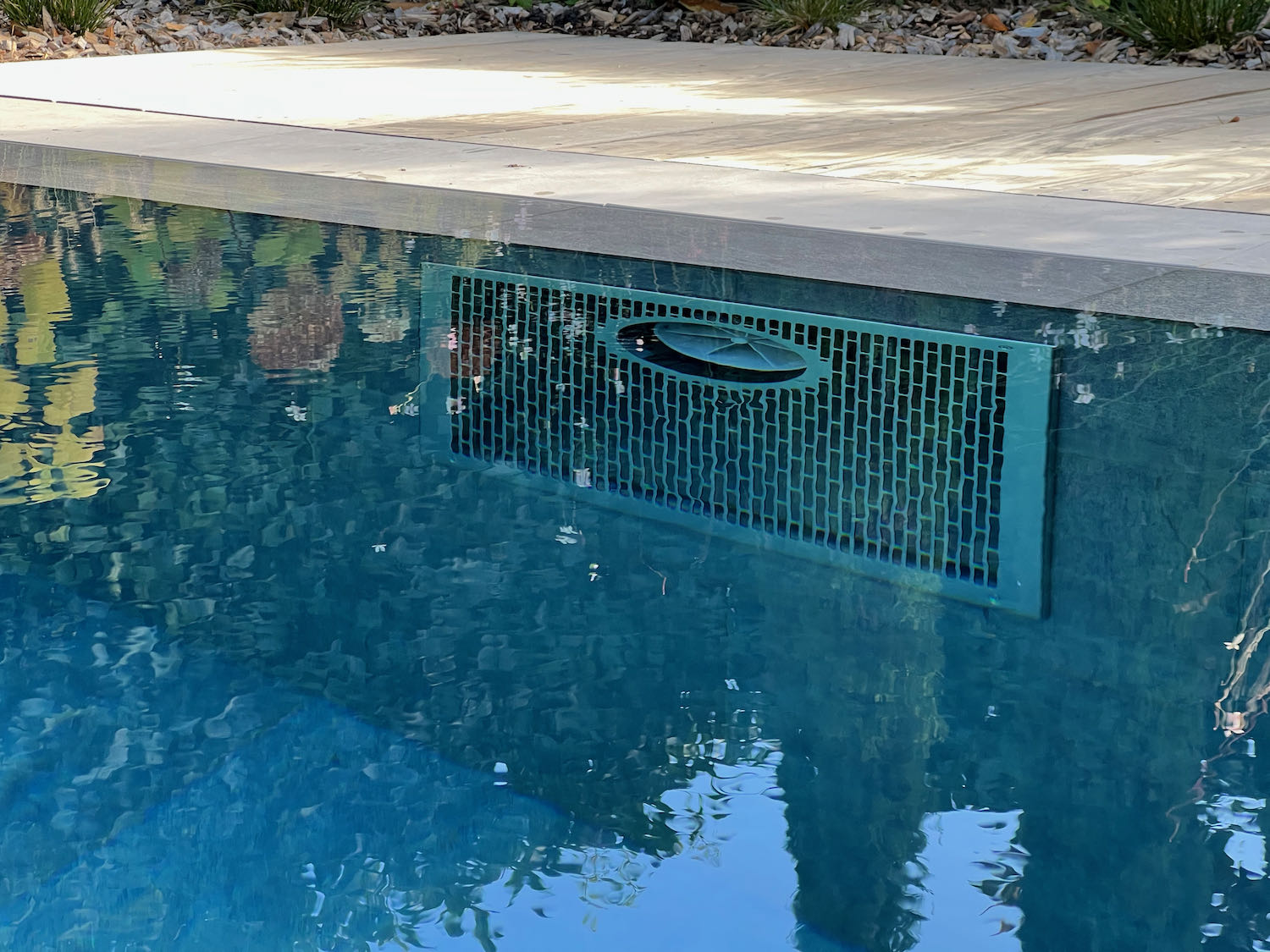 Création piscine miroir avec carrelage, volet solaire et nage à contre-courant à Genève