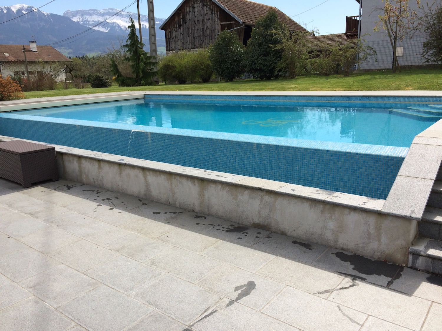 Rénovation piscine carrelage et débordement sur un côté
