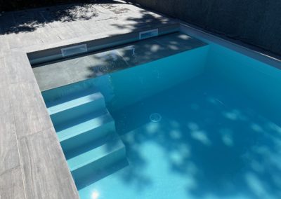 Création piscine PVC armé avec plage immergée et volet solaire