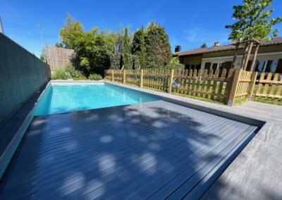 Création piscine PVC armé avec plage immergée et volet solaire