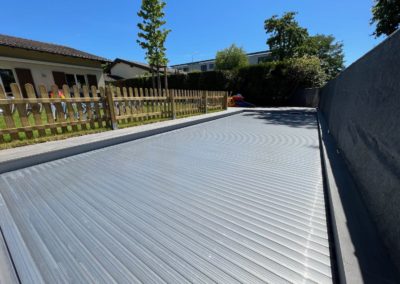 Création piscine PVC armé avec plage immergée et volet solaire