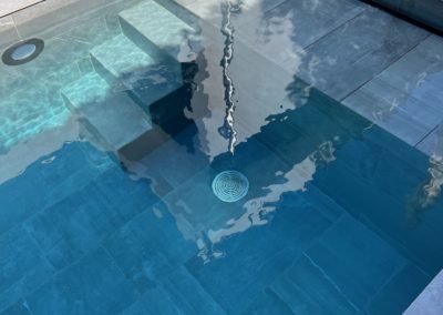 Création piscine carrelée avec plage immergée et volet solaire