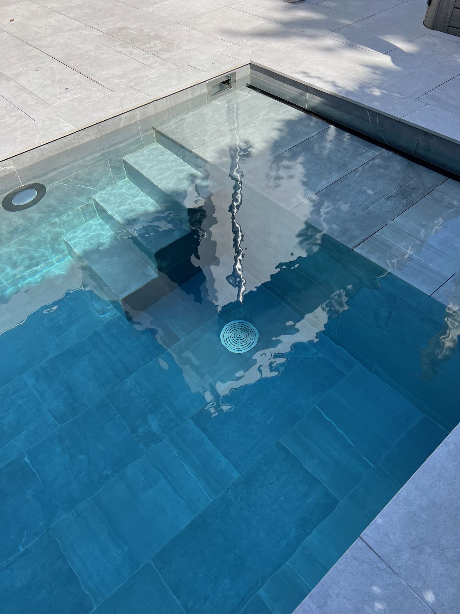 Création piscine carrelée avec plage immergée et volet solaire