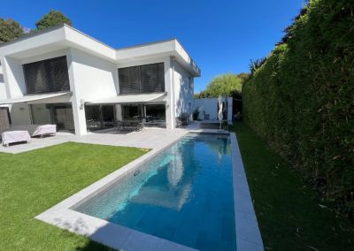 Création piscine carrelée avec plage immergée et volet solaire