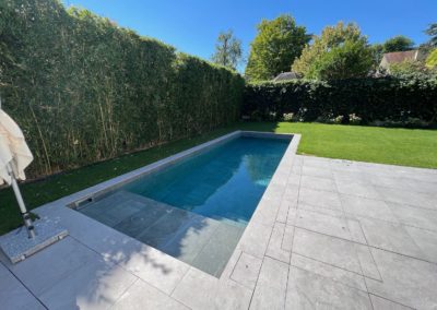 Création piscine carrelée avec plage immergée et volet solaire