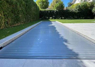 Création piscine carrelée avec plage immergée et volet solaire