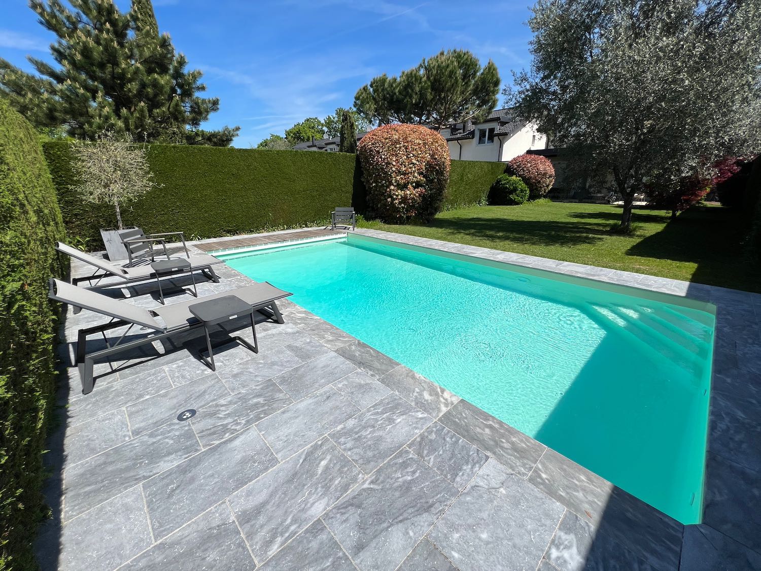 Rénovation terrasse en pierre et piscine en PVC armé