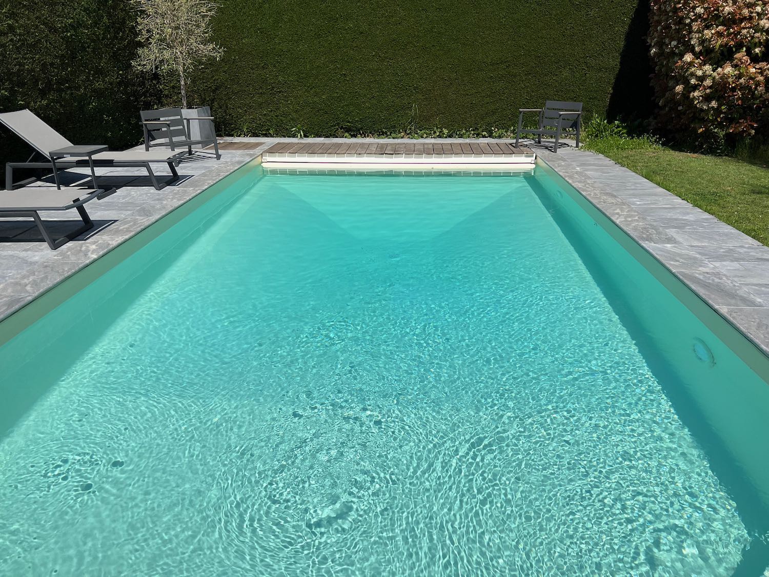 Rénovation terrasse en pierre et piscine en PVC armé