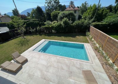 Piscine débordement carrelage et volet solaire