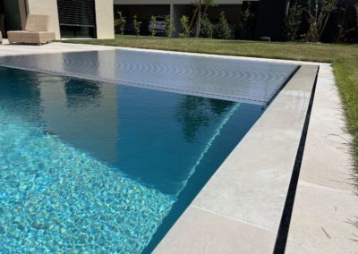 Piscine débordement carrelage et volet solaire