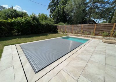 Piscine débordement carrelage et volet solaire