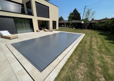 Piscine débordement carrelage et volet solaire