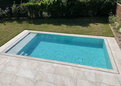 Piscine débordement carrelage et volet solaire