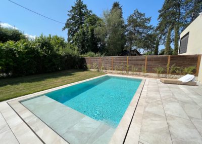 Piscine débordement carrelage et volet solaire