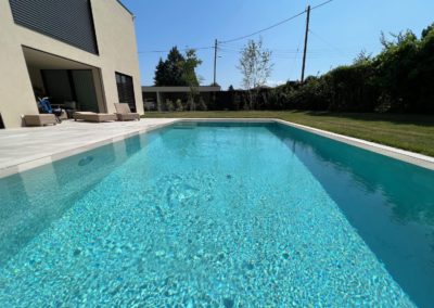 Piscine débordement carrelage et volet solaire