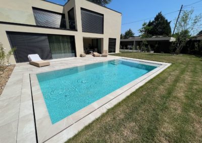 Piscine débordement carrelage et volet solaire