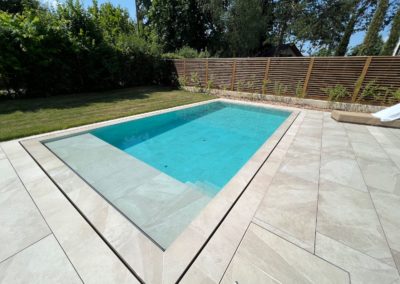 Piscine débordement carrelage et volet solaire