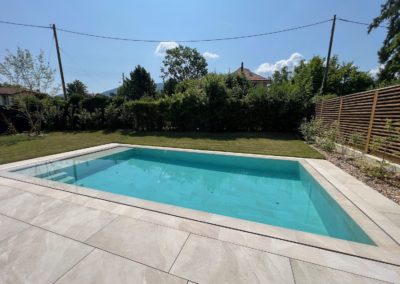 Piscine débordement carrelage et volet solaire