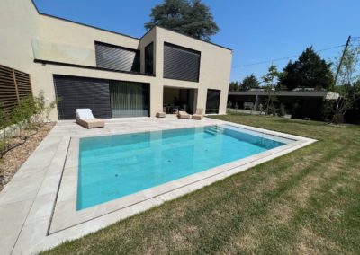 Piscine débordement carrelage et volet solaire