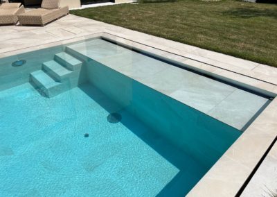 Piscine débordement carrelage et volet solaire