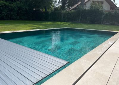 Piscine débordement carrelage et volet solaire Genève